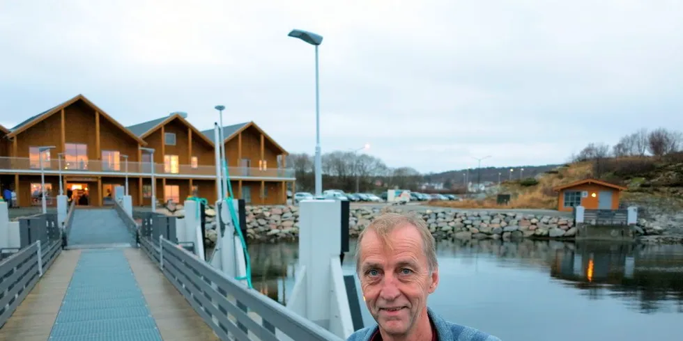 Jan Pettersen gleder seg over å ha kommet hjem til Hitra. Her driver han turistfiskeanlegg. Foto: Nils Torsvik