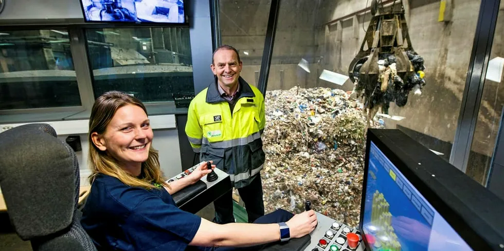 Returkraft-sjef Odd Terje Døvik er spent på regjeringens neste steg. Her sammen med operatør Beatrice Lundell ved avfallsbunkeren.