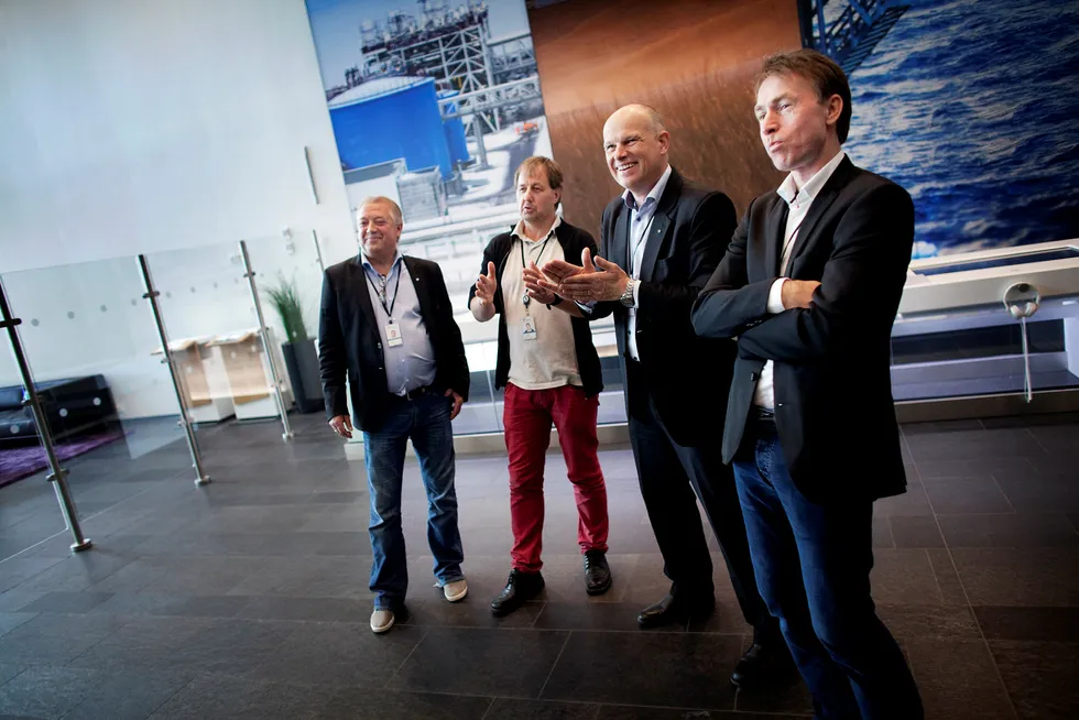 Terje S. Enes (til venstre), Per Steinar Stamnes og Per Helge Ødegård (til høyre) protesterer mot de planlagte kuttene til konserndirektør Arne Sigve Nylund (nummer to fra høyre).