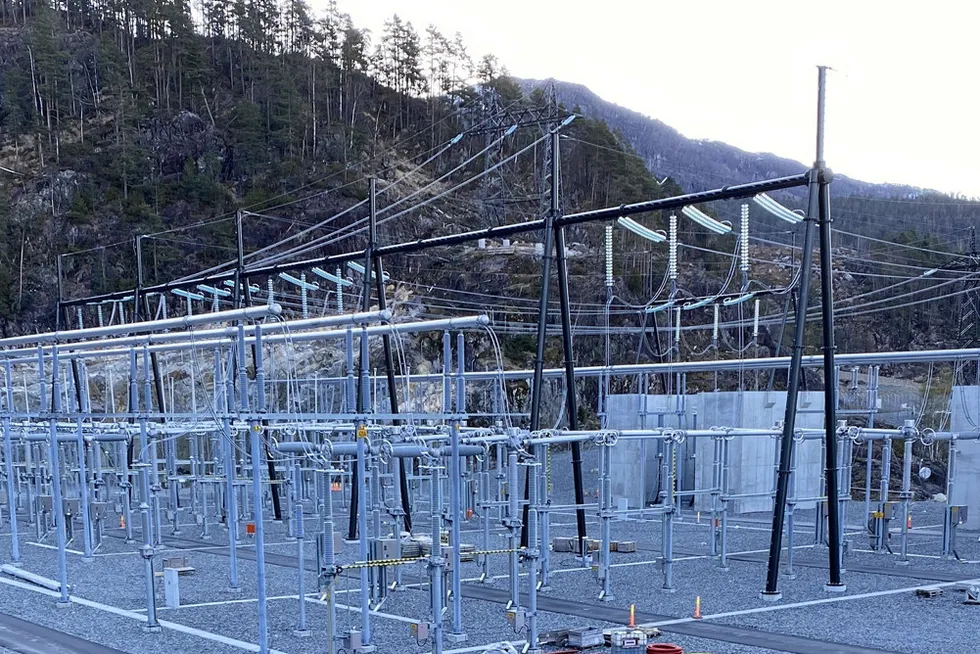Transformatorer, som denne 420 kV-stasjonen i Sauda, tar mye plass. Gjennom digitalisering kan kobberkablene som brukes til overvåking, erstattes med én fiberkabel som kan overføre data fra mange funksjoner.