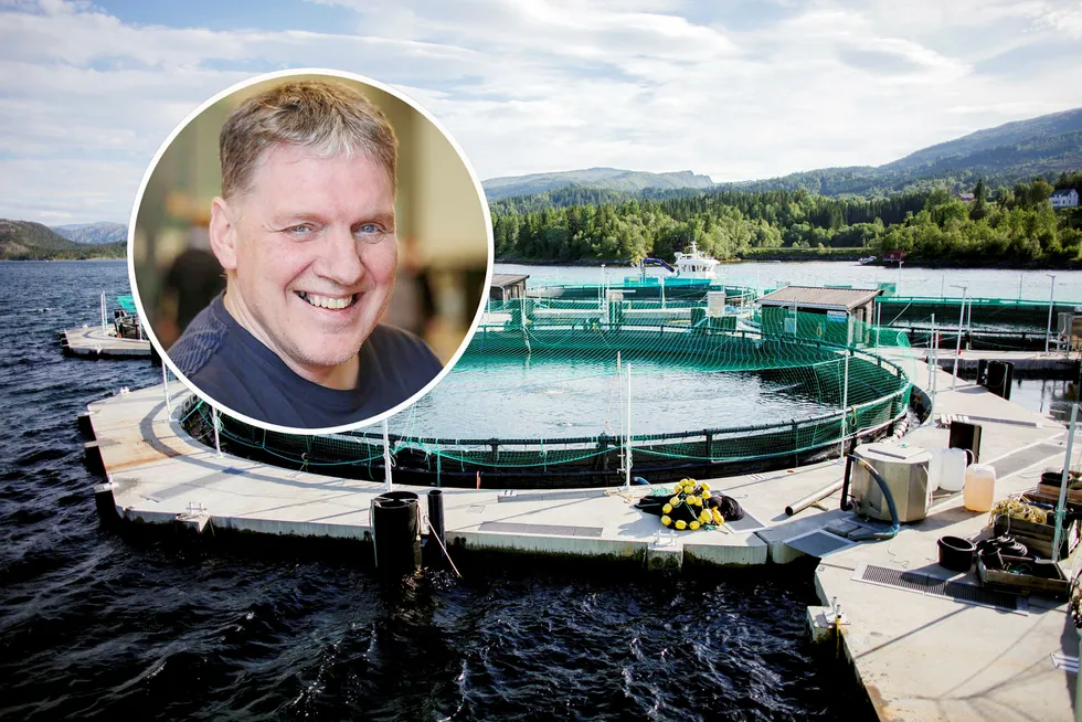 Geir Adelsten Iversen (Sp, innfelt). I bakgrunnen et lukket oppdrettsanlegg.
