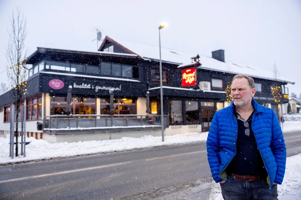 Håvard Rustad eier og driver Rustad kafé på Sokna på Ringerike, og forteller om marginer under kraftig press fra høye strømpriser. Likevel er han tvilende til å søke strømstøtte, da han mener det ikke er verdt det.