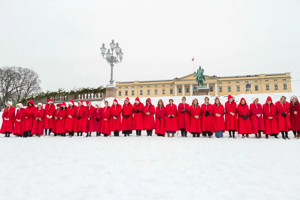Komiker Sigrid Bonde Tusvik og 30 andre kvinner protesterte mot regjeringens abortlovgivningen i «Handmaids Tale»-utkledning foran Slottsplassen i januar.