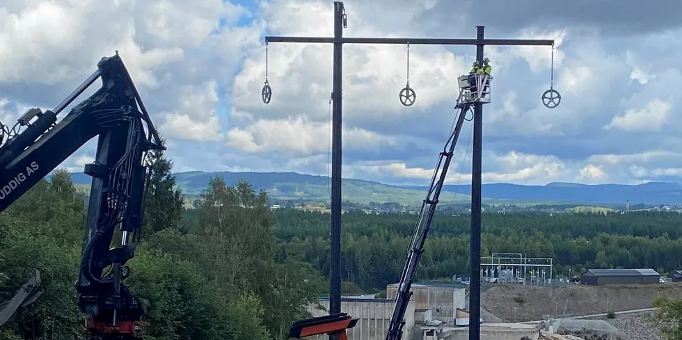 Onsdag gjennomførte Elvia mastearbeid ved Braskereidfoss kraftverk for å forberede helikopter-flyvningen torsdag.