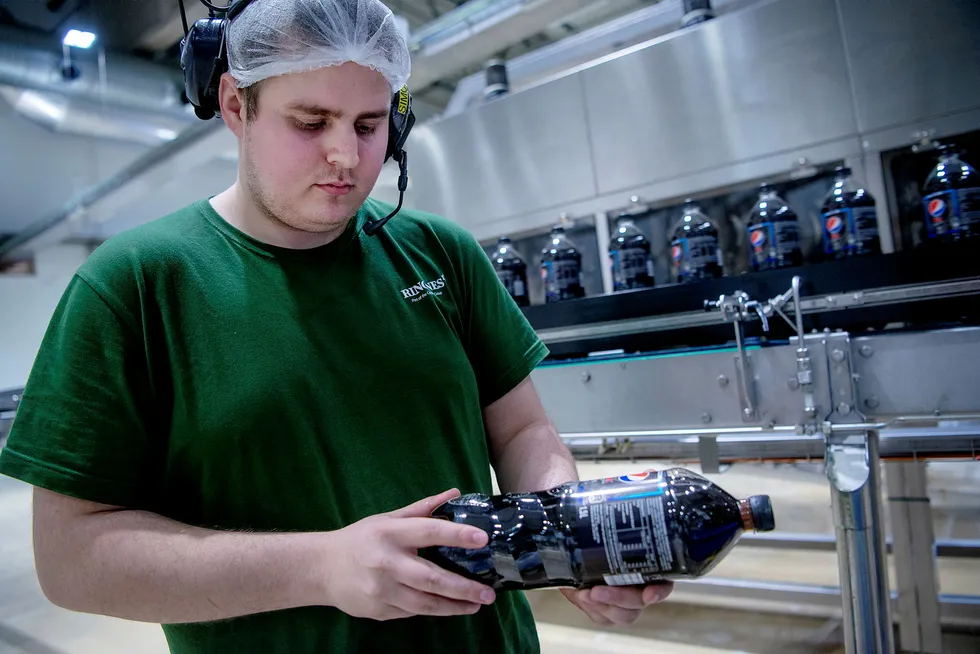 Sukkerfri brus som Pepsi Max har de siste årene tatt markedsandeler og kan nå få avgiftslettelser. Tappingen av Pepsi Max skjer hos Ringnes på Gjelleråsen.