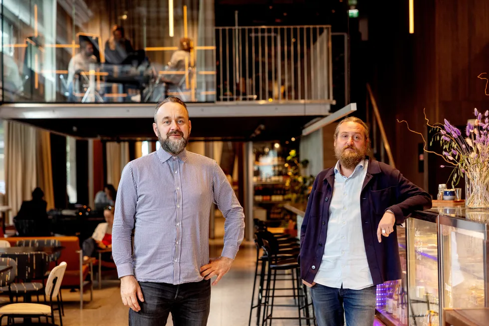 Flott-gründerne Runar Eggesvik (venstre) og Arnt Andersen på Trekanten i Oslo, som er ett av utestedene som overlever. Det er overført til et nytt selskap der Andersen deltar.