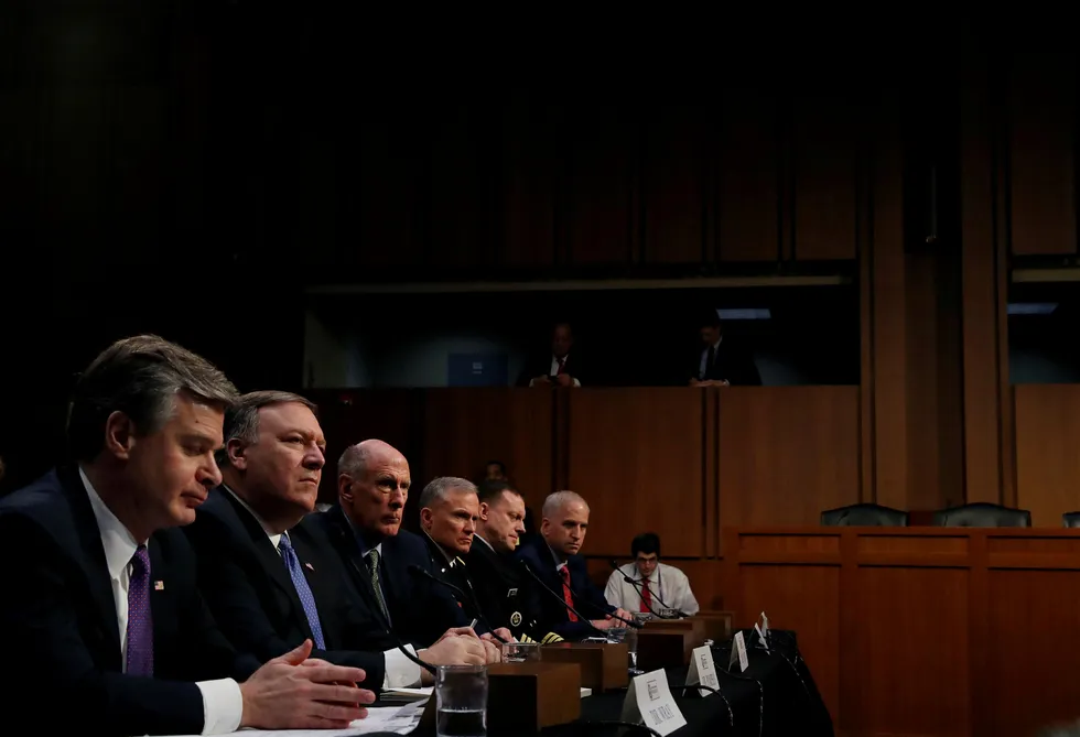 Et samlet amerikansk etterretningsmiljø advarer mot Kina under høringen i Senatet denne uken. Fra venstre FBI-sjef Christopher Wray, CIA-sjef Mike Pompeo, DNI-sjef Dan Coats, DIA-sjef Robert Ashley, NSA-sjef Michael Rogers og Robert Cardillo, sjef for National Geospatial Intelligence Agency. Foto: Leah Millis/Reuters/NTB Scanpix