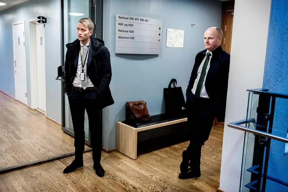 Indigo-gründer Thor Stian Kennedy Normann møtte ikke selv til skiftesamlingen, men ble representert av Patrick Neumann (til venstre). Bostyrer Egil Hatling i DLA Piper jobber nå med å få oversikt over disposisjonene til selskapet. Foto: Fartein Rudjord