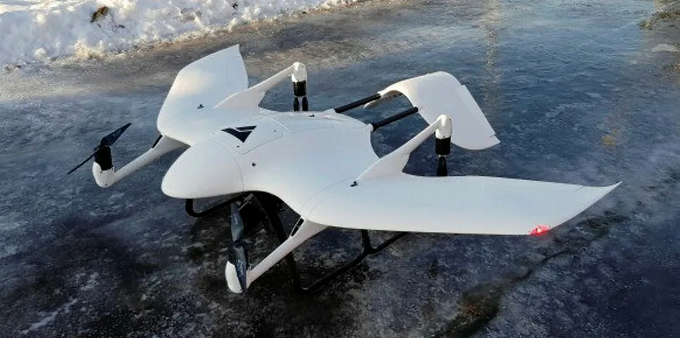Dronen, utviklet av gründerselskapet KVS Technologies, har et vingespenn på rundt to meter, veier i underkant av 20 kilo og har en rekkevidde på nærmere ti mil.