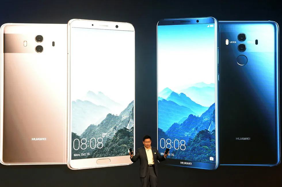 Huawei er blant kinesiske selskaper som investerer stort i kunstig intelligens (AI). De nye smarttelefonene har egenutviklede prosessorer som utnytter kunstig intelligens, og konkurrerer med flaggskip fra Apple og Samsung. Foto: Christof Stache/AFP/NTB Scanpix