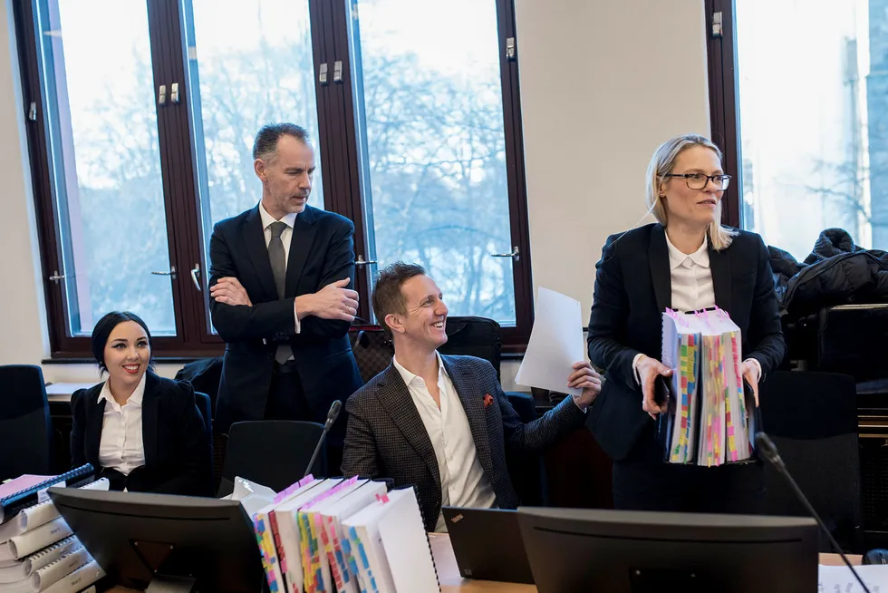 Advokatene Nina Thommesen, til venstre og Bård Koppang ledet an i forsvaret av Kjetil Andersen, i midten, i Stavanger tingrett mandag. Advokat Belinda Taranger Ingebrigtsen, til høyre, skal gå nærmere gjennom de økonomiske sidene av saken tirsdag. Foto: Tommy Ellingsen
