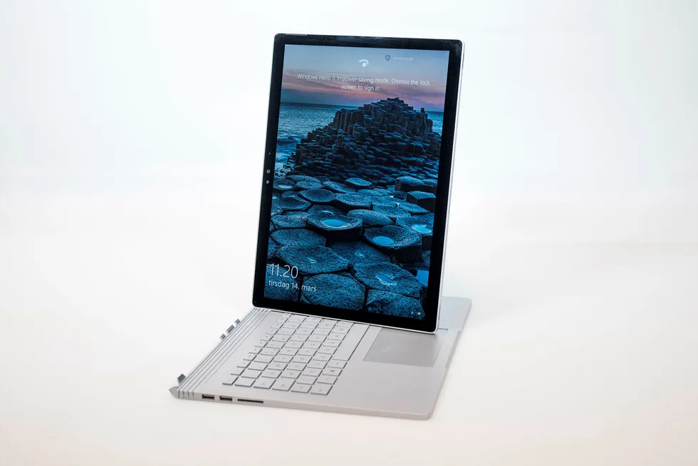 Som på andre Surface-produkter kan man også med Book bruke pc-en som nettbrett. Foto: Skjalg Bøhmer Vold