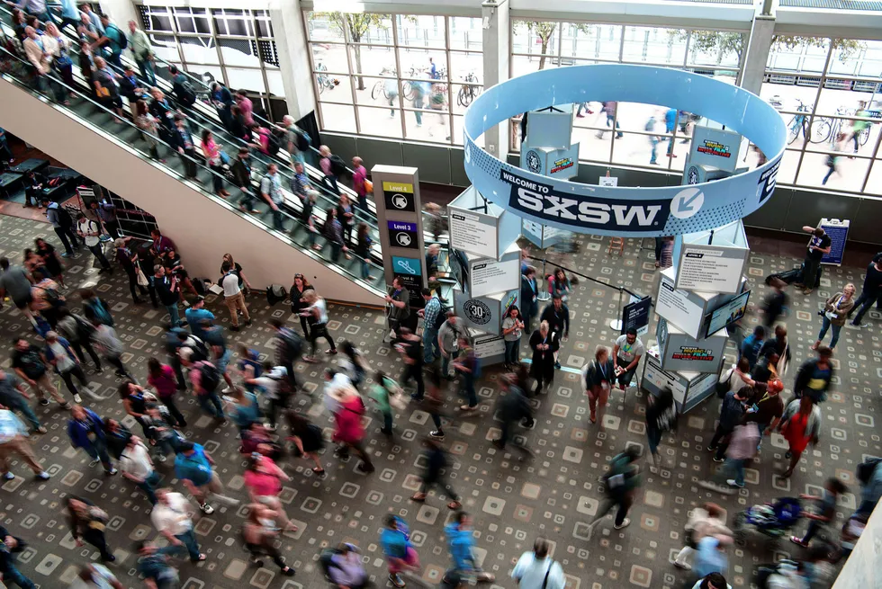 Det er ventet at over 70.000 mennesker deltar på digitalkonferansen SWSX, deriblant flere norske medie- og reklamenavn. Konferansen starter fredag i Austin i Texas. Bildet er fra konferansen i 2016. Foto: David Paul Morris/Bloomberg