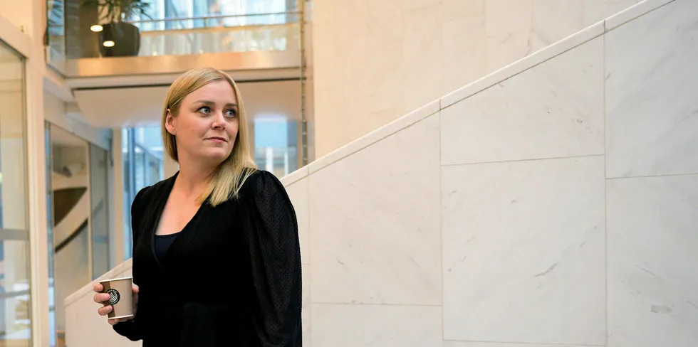 Olje- og energiminister Tina Bru vil ha en prat med Forbrukerrådet og Energi Norge angående strømavtaler.