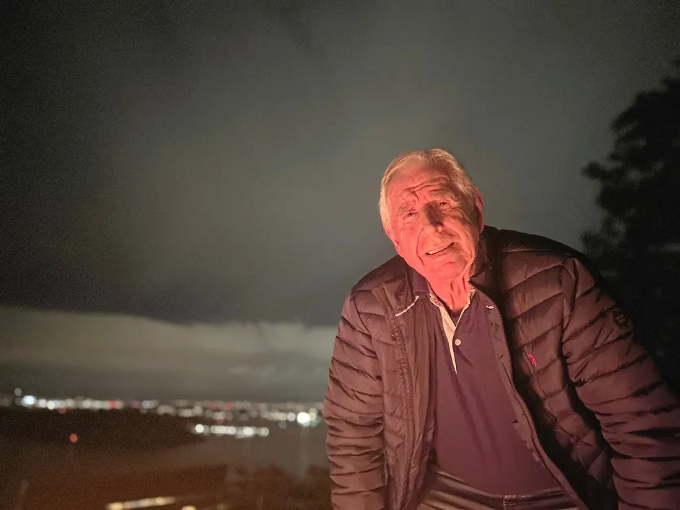 Styreleder i Motvind Norge, John Fiskvik, møtte sine medlemmer på vardetenning mot vindkraft tirsdag.