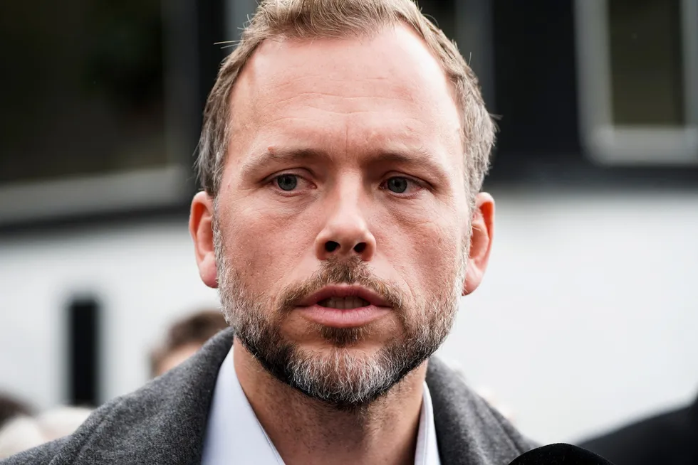 SV-leder Audun Lysbakken må bestemme seg for hvem som trenger mest hjelp i dagligvarebransjen, leverandørene eller kjedene som sliter med høyere priser enn Norgesgruppen.