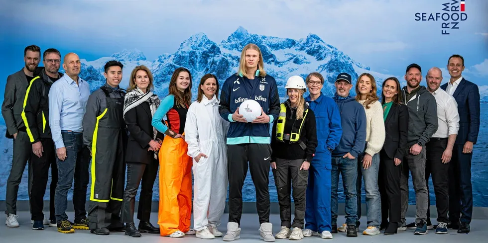 Fra venstre: Martin Skaug (Sjømatrådet), Sindre Vattøy (Ode), Leif Haagensen (Jangaard), Henry Nguyen Tin (Br. Karlsen), Marianne E. Johnsen (styreleder i Sjømatrådet), Vilde Strandmann (Ramoen), Elisabeth Kvernstad (Lerøy Sjømathuset), Erling Braut Haaland, Tonje Elise Nordbø (Mowi), Cecilie Tennebø (Brødrene Sperre), Sigurd-Andre Kristoffersen (rekefisker), Ina Haagensen (Jangaard), Camilla Beck (Sjømatrådet), Bjørn Swan Løvlund (Lofoten/Insula), Alessandro Andres Tøvik Astroza (Fiskarlaget Sør) og Christian Chramer (Sjømatrådet).