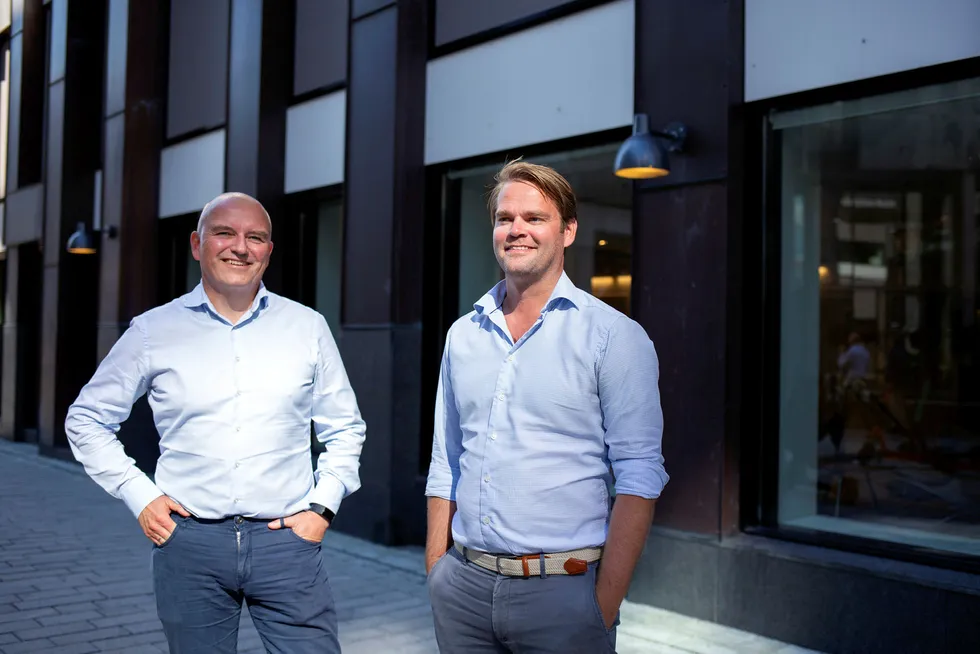 Kolbjørn Giskeødegård (til venstre) og Anders Hagen har begge sagt opp jobbene sine i Nordea Markets for å produsere laks på land i Belgia.