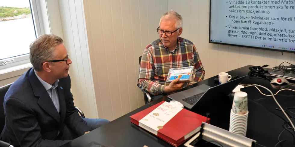 Mattilsynet nekter Ole Torrissen (t.h.) i Ecoprot å servere fiskekaker til soldatflue-larver som vanligvis eter møkk. Fiskeriminister Odd Emil Ingebrigtsen skal forsøke å ordne opp.