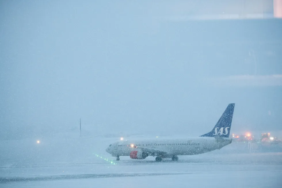 SAS velger å si nei til et statlig kjøp av flyavganger innenriks fordi det kan utelukke dem fra deler av markedet. Nå må aktørene fly mot hverandre uten statlig krisehjelp. Her fra Oslo lufthavn.