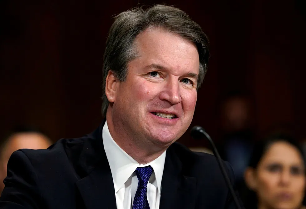 Justiskomitéen i Senatet godkjente nominasjonen av Brett Kavanaugh som ny høyesterettsdommer. Nå skal saken stemmes over i Senatet i plenum.