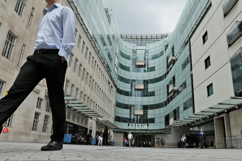 BBC får hard kritikk etter at de gjenga et rasistisk tilrop i en nyhetsreportasje.