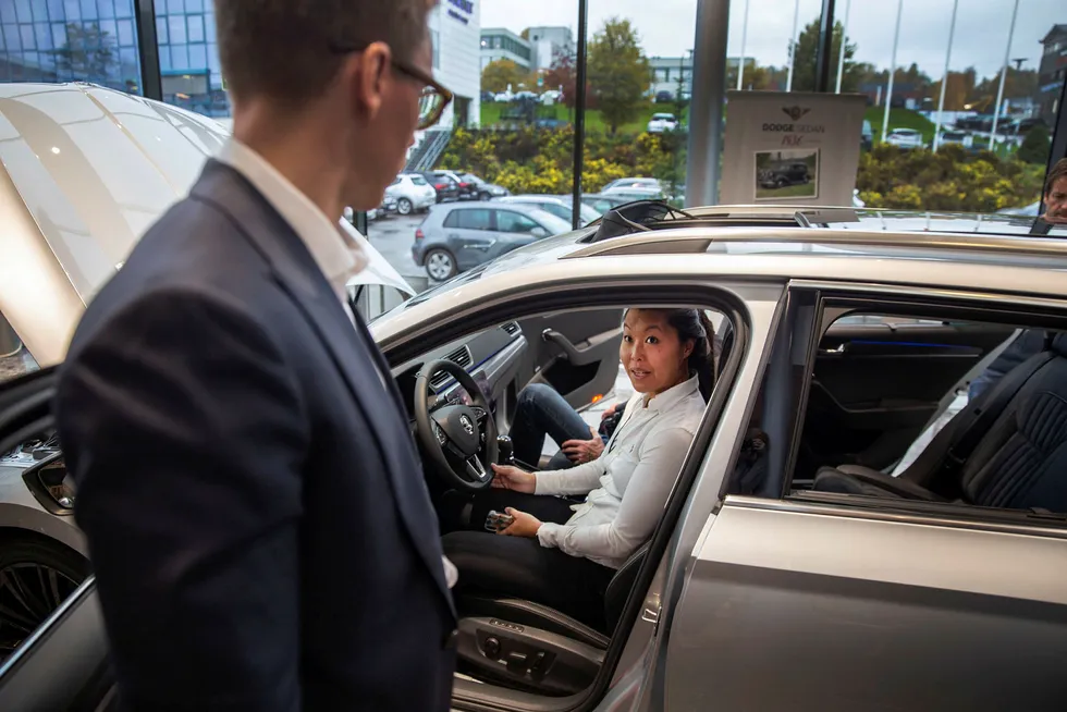 Pr-sjef for Skoda, Morten Moum og produktsjef Sara Persson har stor tro på den ladbare varianten av Skoda Superb.
