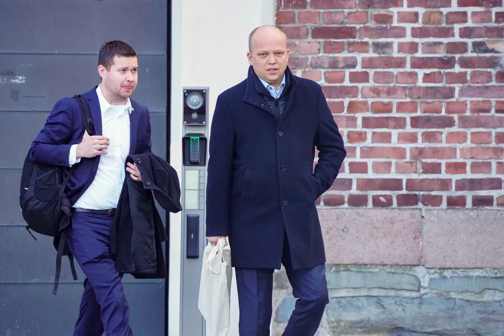Landbruksminister Geir Pollestad (t.v.) og finansminister Trygve Slagsvold Vedum har vektlagt verdianslag fra sin finansielle rådgiver Pareto i møte med anklager om overpris og ulovlig finansiering av Meraker Brug,