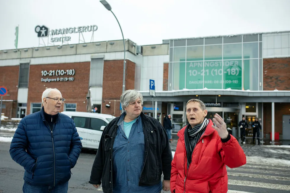 Pensjonistkameratene Terje Caspersen (fra venstre), Kai Lind og Erik Hamre møtes jevnlig over en kopp kaffe på Manglerudsenteret som er et av mange kjøpesentre som hadde fallende omsetning i årets tre første kvartaler. – En gang hadde Manglerudsenteret den høyeste omsetningen per kvadratmeter i Norge. Det er en stund siden, sier Kai Lind.