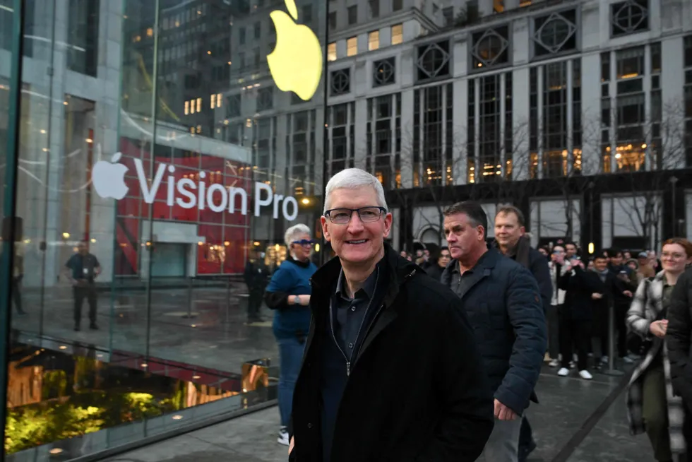 Apples konsernsjef Tim Cook har lagt ned elbilsatsingen for godt. Her fra lanseringen av Vision Pro ved en Apple Store i New York City i begynnelsen av februar. Dette var det første nye produktet Apple har lansert siden Apple Watch i 2015.
