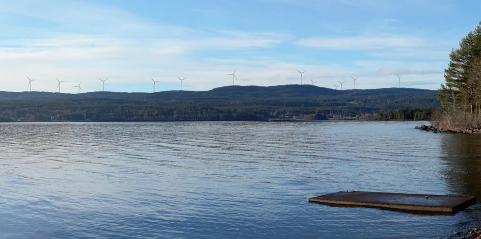 Cloudberry kjøper seg inn i Odal Vindkraftverk og blir deler i prosjektet sammen med Akershus Energi og KLP. Her visualisering av Odal vindkraftverk fra Storsjøen.