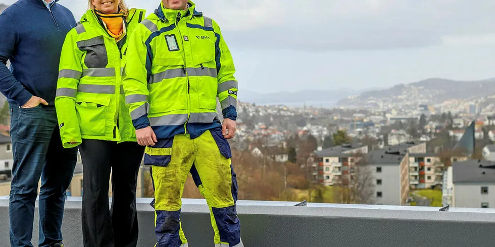 FØRST: BKK Varme har lagt solceller hos sin første bedriftskunde, Heldal Eiendom i Bergen. Nå satses det videre. Fra venstre: Tomas Plassen og Marie Therese Haukeland fra Heldal Eiendom, og Kjetil Strand Solheim rådgiver i BKK.