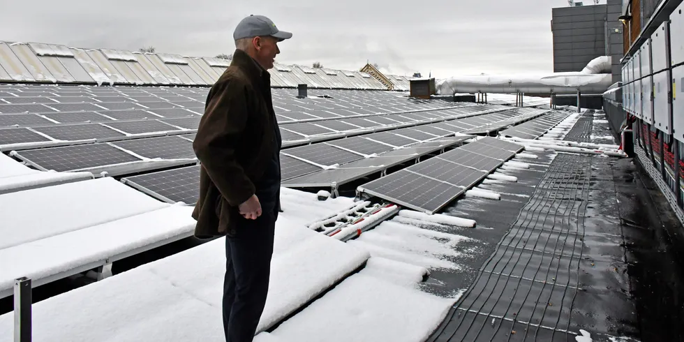 Store flater med solceller langt ut i lavspentnettet kan skape problemer, ifølge en rapport RME har fått fremlagt. Nå vil de se på regelverket.