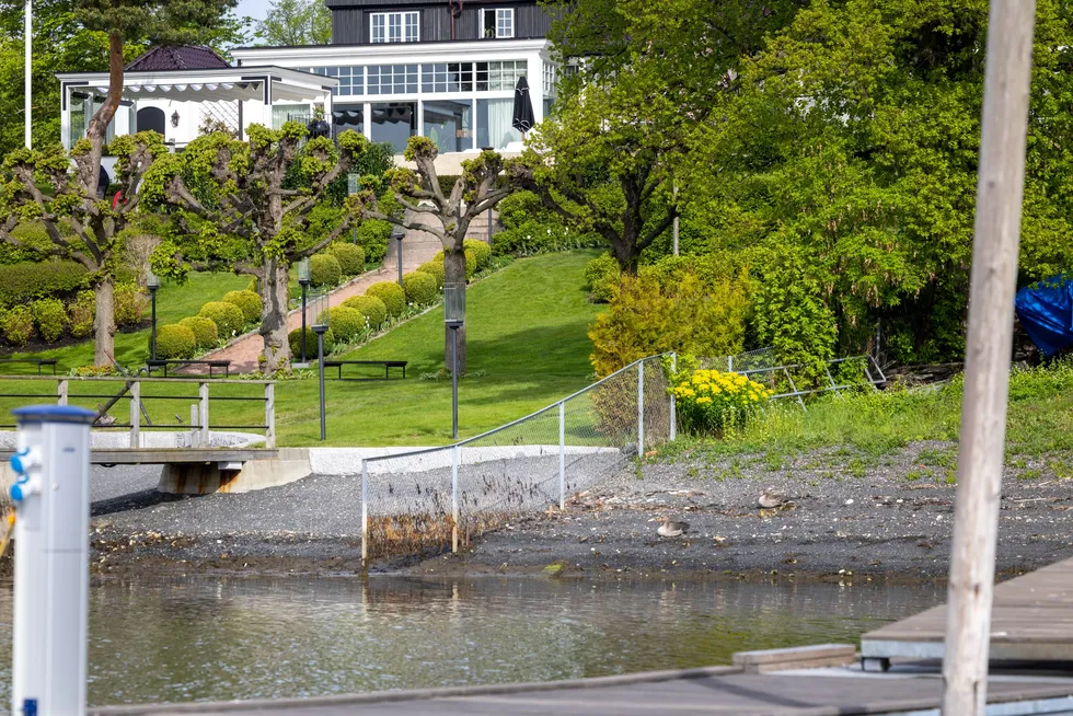 Kommunen krever at gjerdet rives eller at det setter inn en port slik at tilgang til strandsonen sikres for allmennheten.