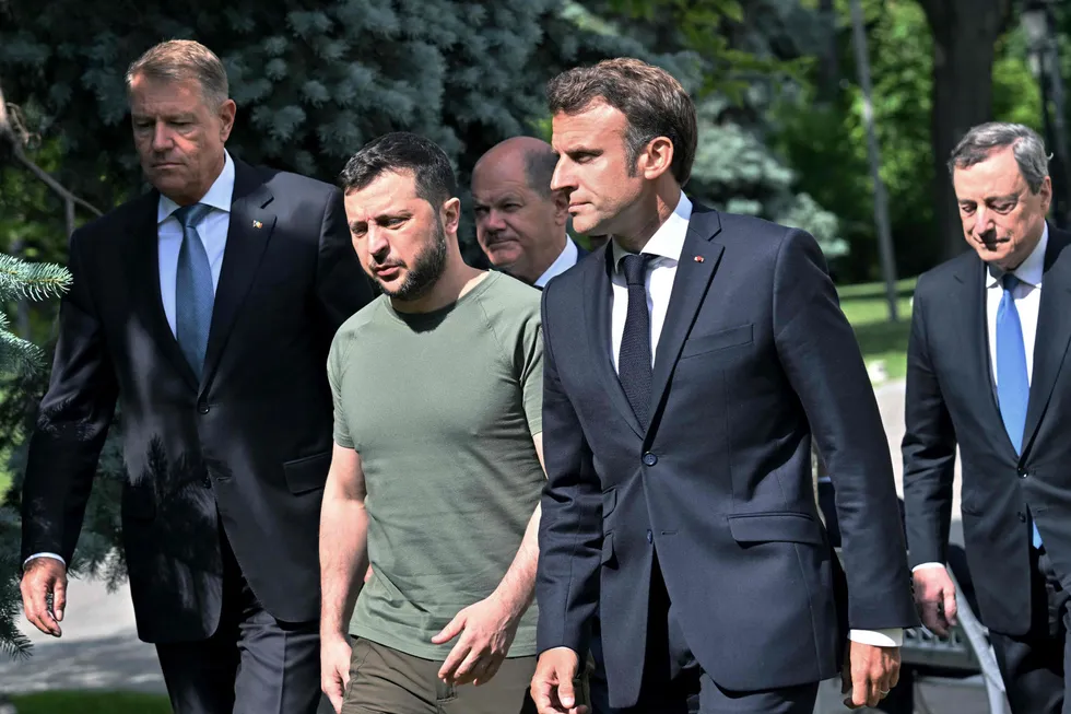 Romanias president Klaus Iohannis, Tysklands forbundskansler Olaf Scholz, Frankrikes president Emmanuel Macron og Italias statsminister Mario Draghi besøkte Kyiv torsdag, og lovet å støtte kandidatstatus for Ukraina i EU.