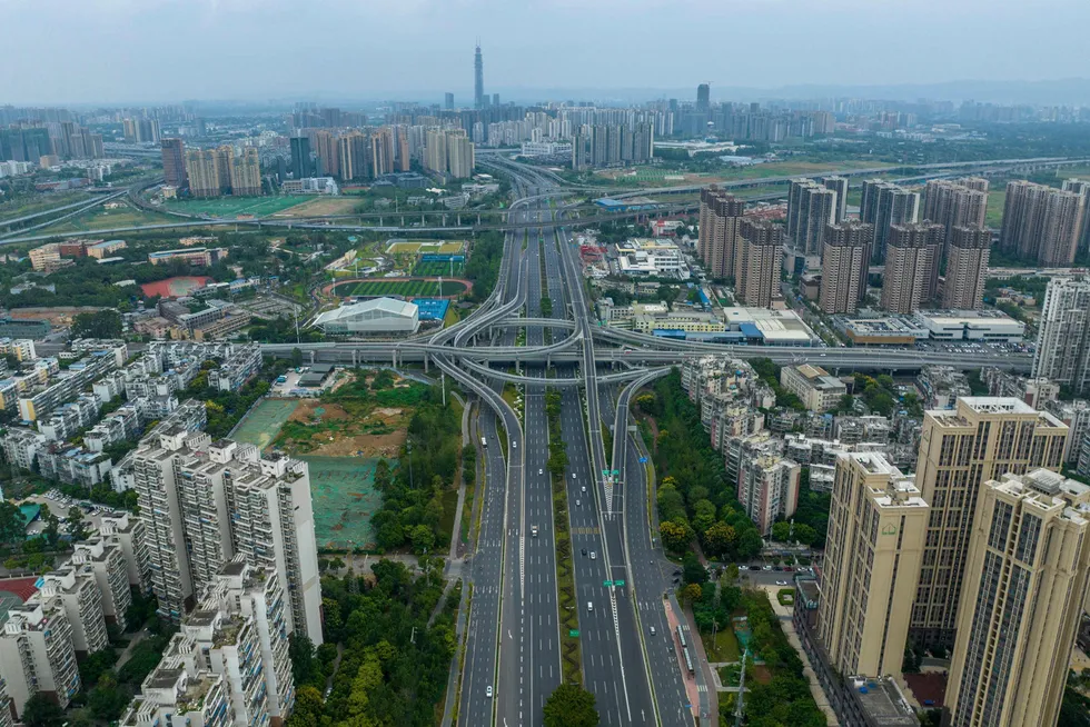 Den kinesiske storbyen Chengdu, med over 20 millioner innbyggere, går inn i en ny uke med nesten total nedstengning og massetesting av innbyggerne.