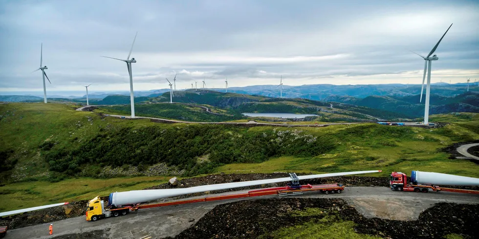 Statkraft håper fortsatt å kunne ferdigstille Fosen-prosjektet i løpet av årets montasjesesong. Bildet er fra transport og montering av Roan vindpark i 2018, som er en del av det store Fosen-prosjektet.