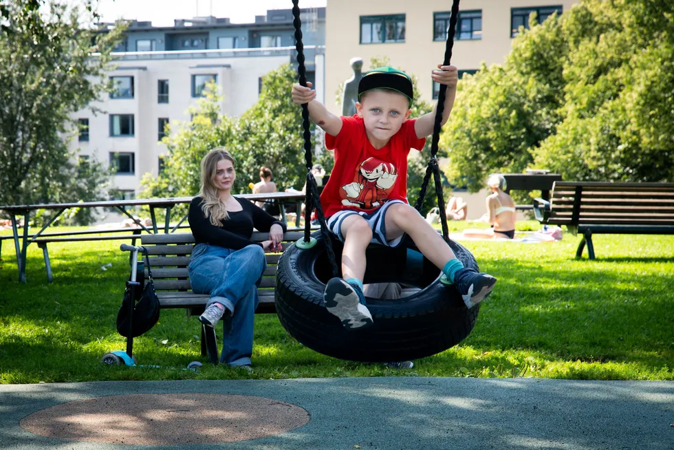 Line Cecilie Larsen (28) og sønnen Noah (5) tok en tur i Stensparken etter nok en visning. Larsen har sendt melding til 200 utleier og kontaktet alle utleiefirmaer i Oslo. Det har så langt resultert i tre visninger og ingen leilighet.