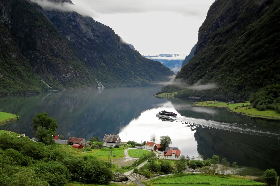 Turistbåten Vision of the Fjords på vei ut Nærøyfjorden fra Gudvangen. Skipet er et hybridfartøy.