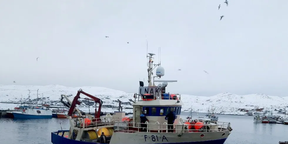 «Hellværing» venter på å få losse i Breivikbotn. Foto: privat