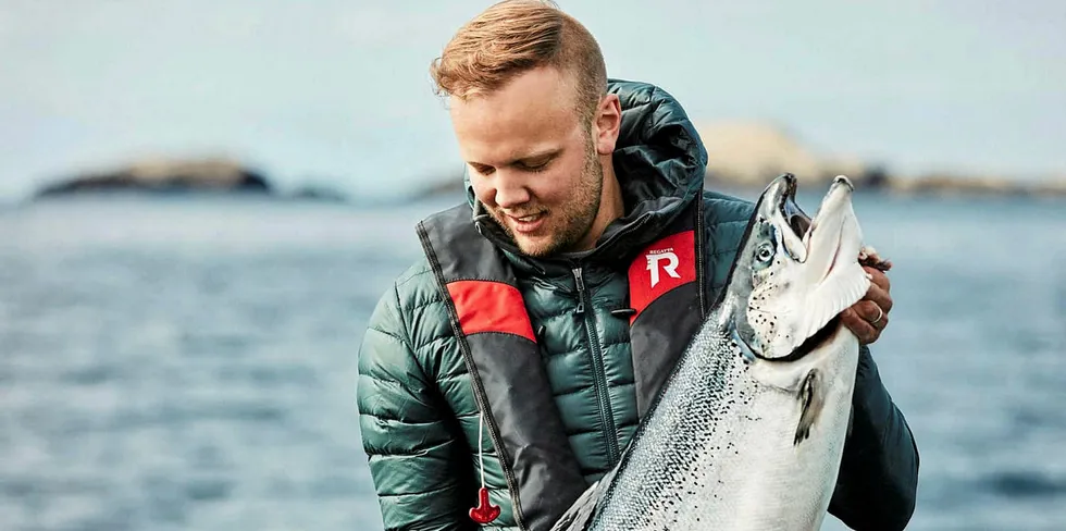 Gode fagfolk på merdkanten. saman med teknologi blir ein uslåeleg kombinasjon som vil sørge for ei berekraftig, moderne og framtidsretta utvikling, meiner Sondre Eide i Eide Fjordbruk.