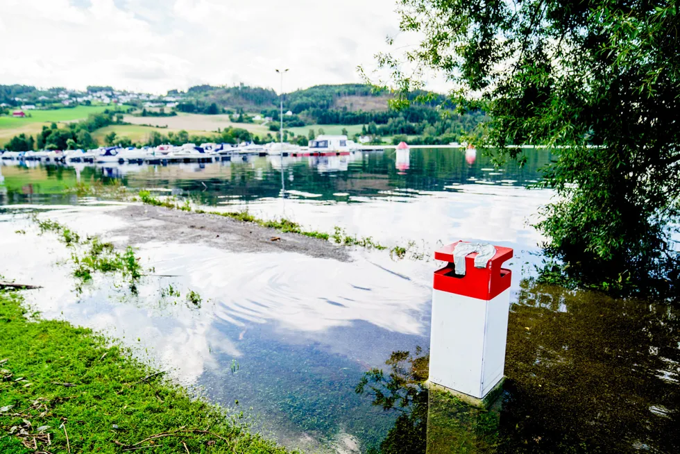 Bildet viser den høye vannstanden ved Røykenvik i Randsfjorden etter ekstremuværet Hans, 18. august. Vannet gjør det vanskelig for båteierne å komme seg til båtene sine, siden moloen ut på brygga står under vann.