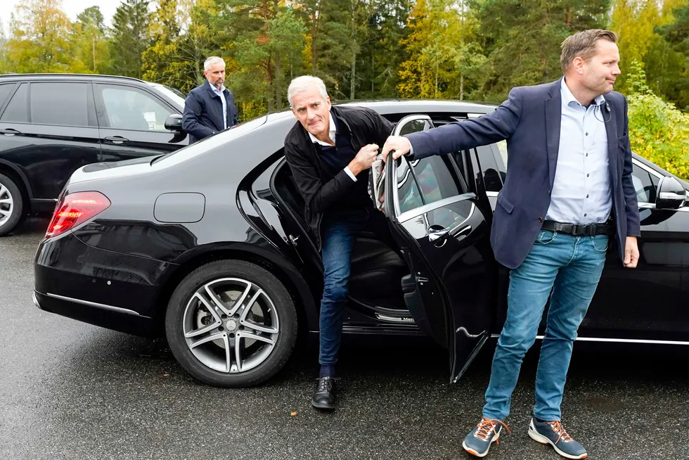 Jonas Gahr Støre ankom Hurdalsjøen Hotell mandag til nye sonderinger mellom Ap, SV og Sp.