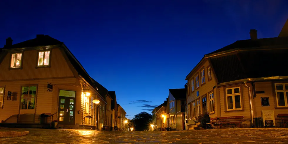 Fredrikstad Energi, her representert med Gamlebyen i Fredrikstad, må be om lette i lånebetingelsene på grunn av økte kostnader i datterselskapet Norgesnett.