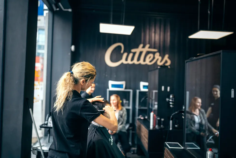 Det ligger en ironi i at et selskap som Cutters, som gjennom innovativ organisering har senket prisene på en tjeneste de fleste har behov for, blir motarbeidet av et organ som skal verne om forbrukernes interesser.
