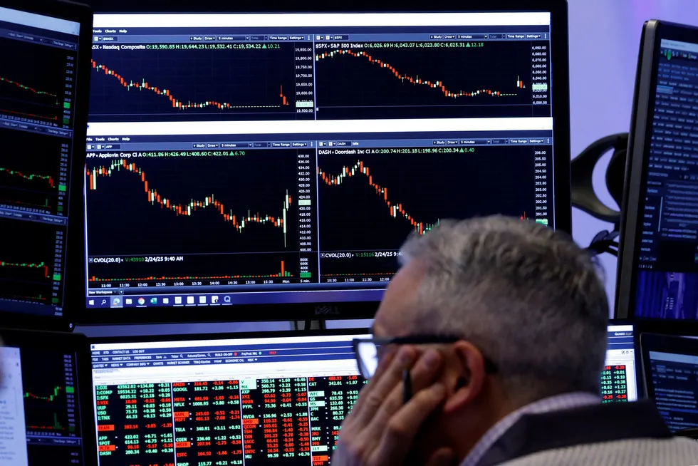 En av meglerne på New York Stock Exchange (NYSE) som har sett kursene dale i flere dager, her fra forrige uke.