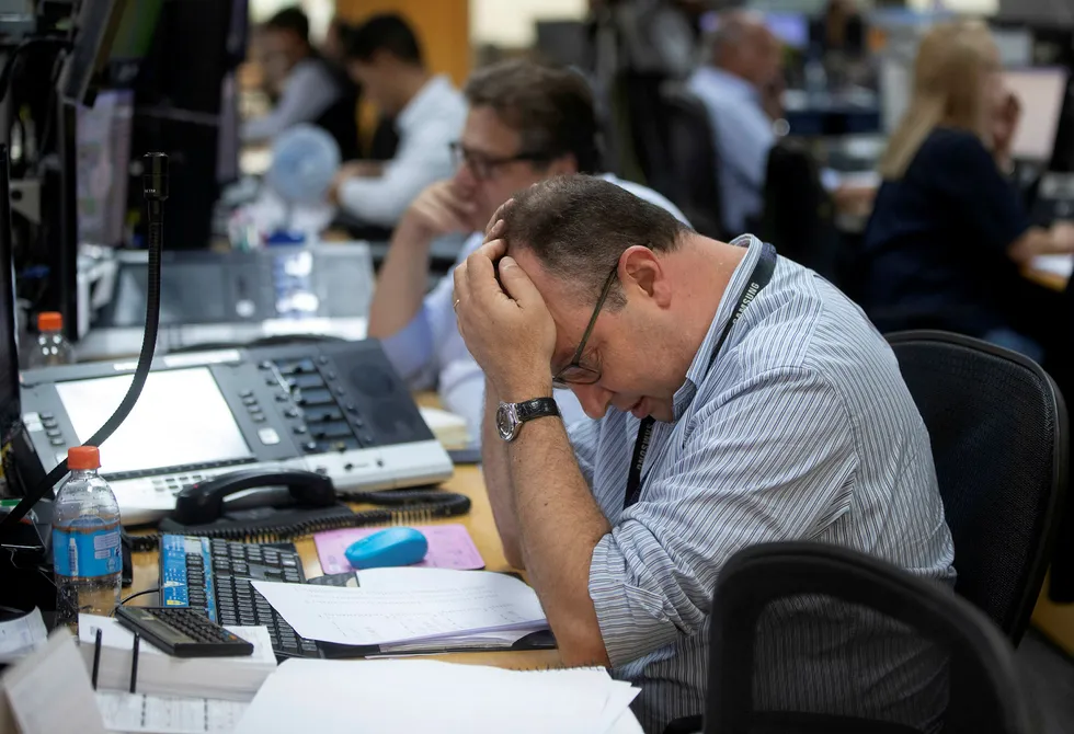 En megler fra et meglerhus i Sao Paulo i Brasil. Den toneangivende Bovespa-indeksen i det brasilianske aksjemarkedet falt 12 prosent mandag.