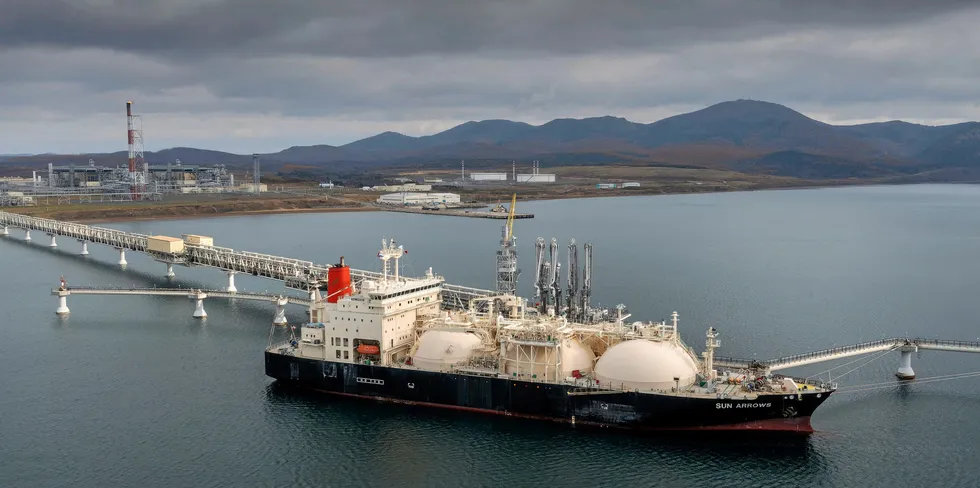 Europa er blitt mer avhengig av gass etter at både kjernekraftverk og kullkraftverk er stengt ned de siste årene, så gass fra Russland har kanskje aldri vært viktigere. Samtidig skal EU nå kutte bruken av russisk gass på kortest mulig tid. Bildet viser tankeren Sun Arrows som fyller LNG i Prigorodnoye i Russland i fjor høst, før invasjonen av Ukraina.
