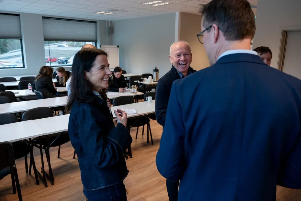 Konsernsjef i Bremnes Seashore Linda Litlekalsøy Aase og gründer og hovedeier i Bremnes Seashore Olav Svendsen smiler etter det ble klart at Insula overtar Salma-produksjonen.