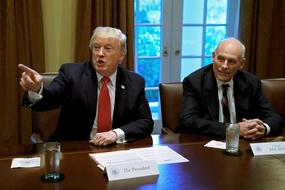 Stabssjef John Kelly (t.h) nekter for å ha kalt president Donald Trump (t.v.) for «idiot» foran ansatte. Bildet er fra oktober. Foto: YURI GRIPAS